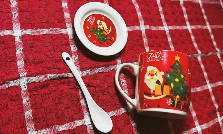 Image 4: Set de Noël avec tasse, cuillère, soucoupe et torchon