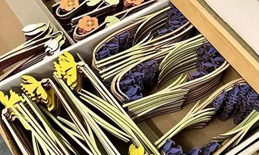 Holzkiste mit Geburtsblumen und Namen