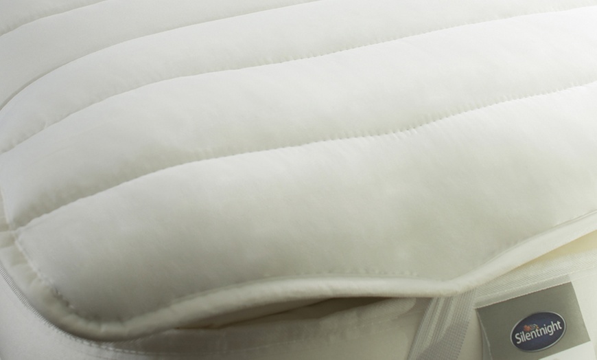 Image 4: Silentnight Mattress Topper