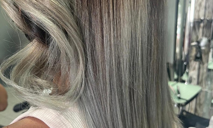 Image 3: Sesión de peluquería con corte y tinte y/o mechas en Davinia style