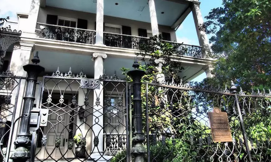 Discover Celebrity Homes & Iconic Film Sites on a Guided Walking Tour