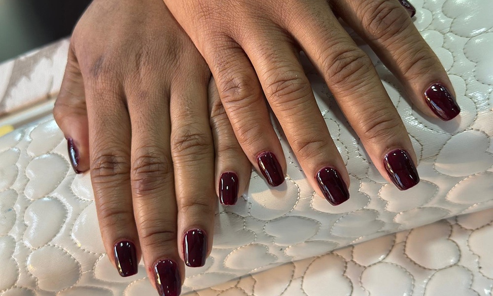 Manicura semipermanente o puesta de uñas de cristal o acrigel