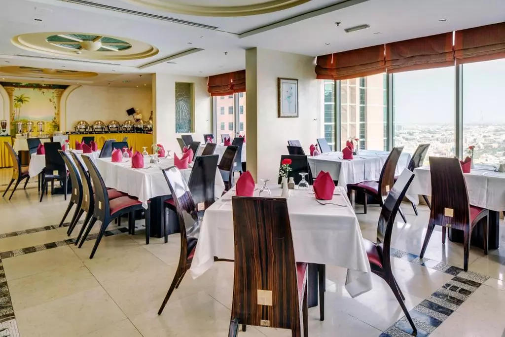 4* Abu Dhabi: 1-Night with Breakfast & Optional Lunch OR Dinner