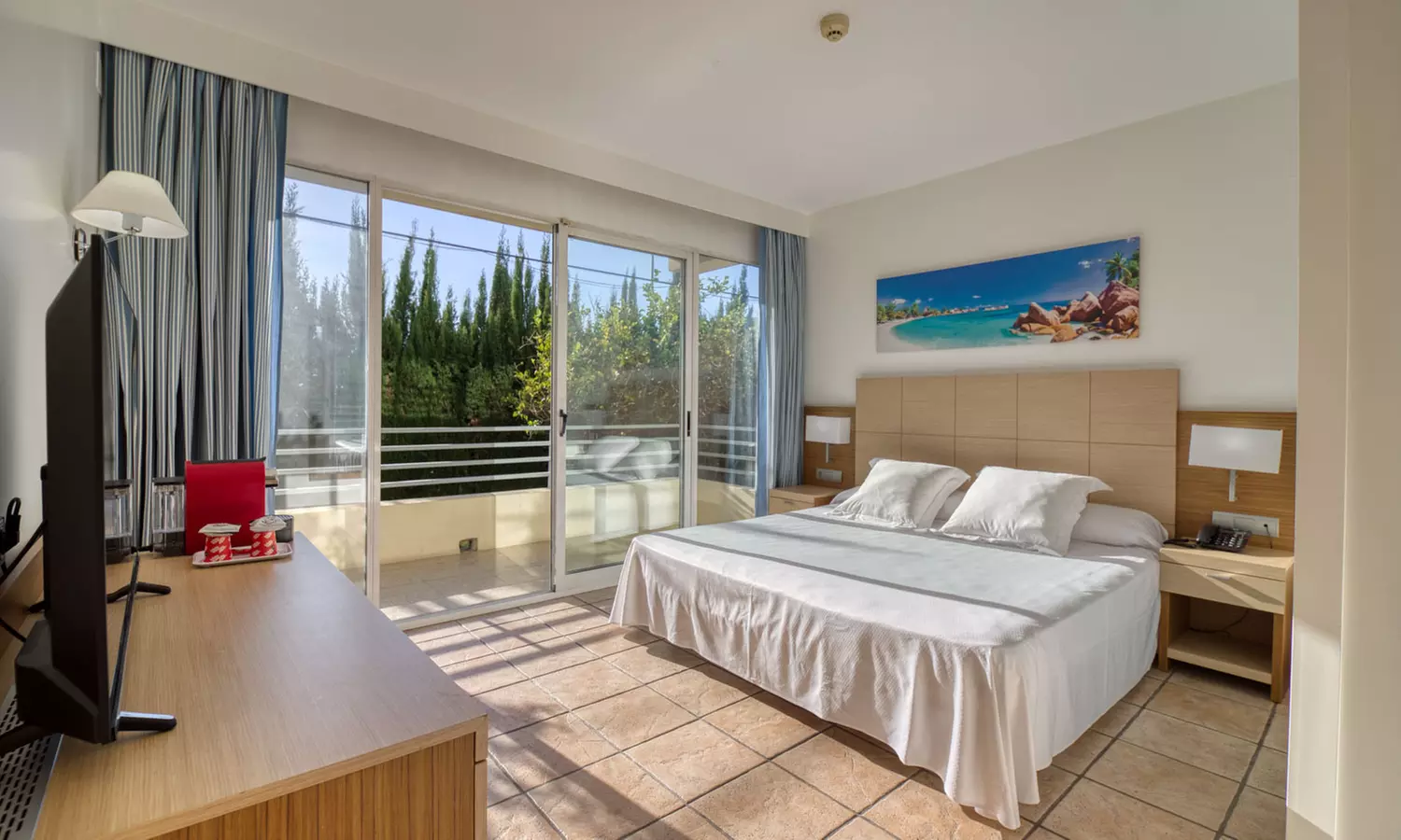 San Juan de Alicante: 1 o 2 noches con opción a desayuno, masaje y late check-out para 2 en el Hospedium Hotel Abril - Primary Image