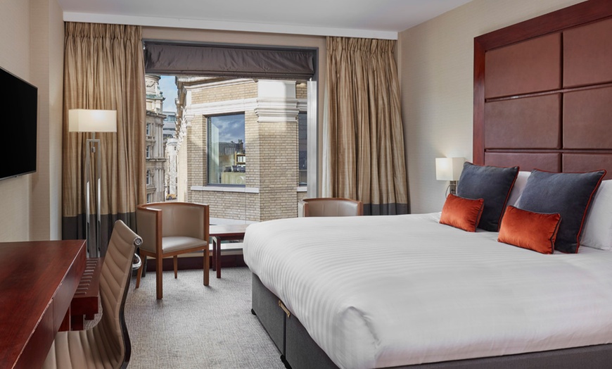 Image 14: Central London: Luxury Stay with Spa Access 