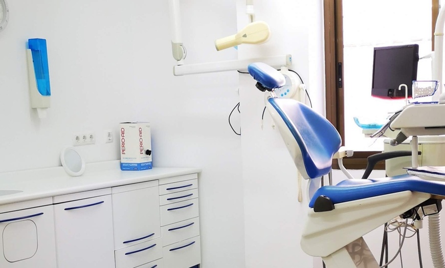 Image 2: Limpieza dental profunda y revisión de encías en 2 arcadas