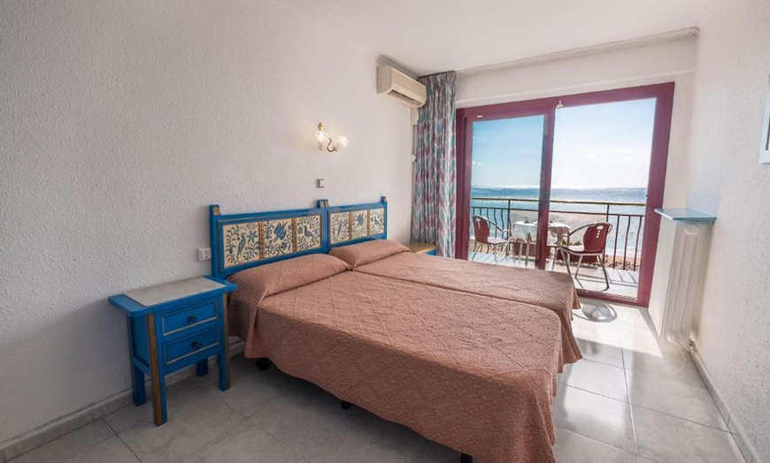 Image 4: Calella : chambre double avec vue sur la mer et demi-pension