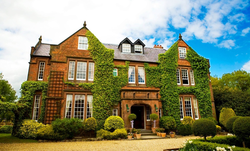 Image 2: Cheshire: 4* Deluxe Double Room Stay with Breakfast