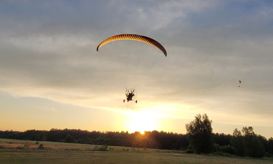 Image 4: Lot zapoznawczy i 15-minutowy lot motoparalotnią z filmowaniem