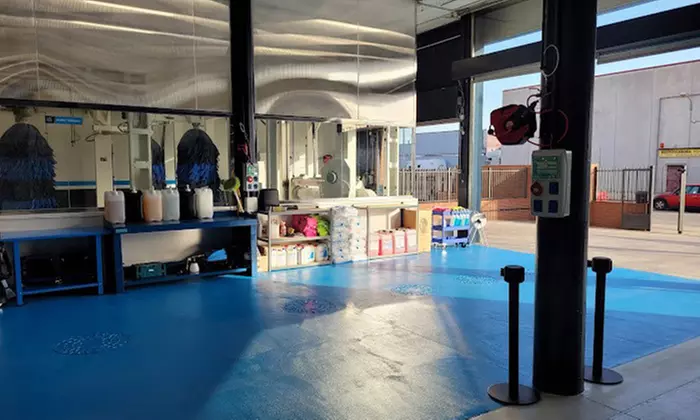 Deja tu coche impoluto por fuera y dentro: limpieza a elegir para 1