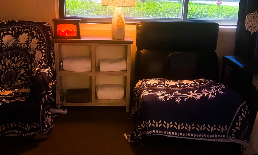 Image 4: 60 Min Thai Back Massage, 75 Min Foot Reflexology Spa Party and More
