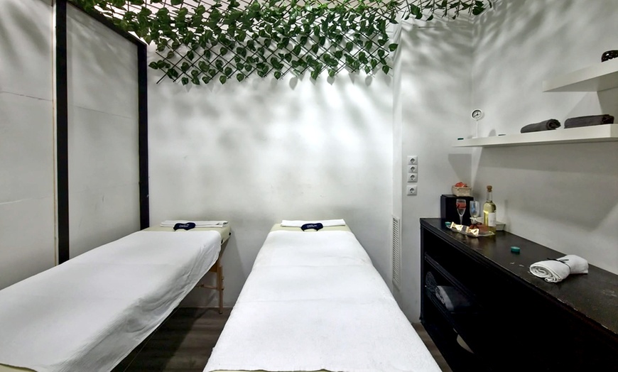 Image 8: Ritual de masaje con cava, bombones y opción a craneofacial para 1 o 2