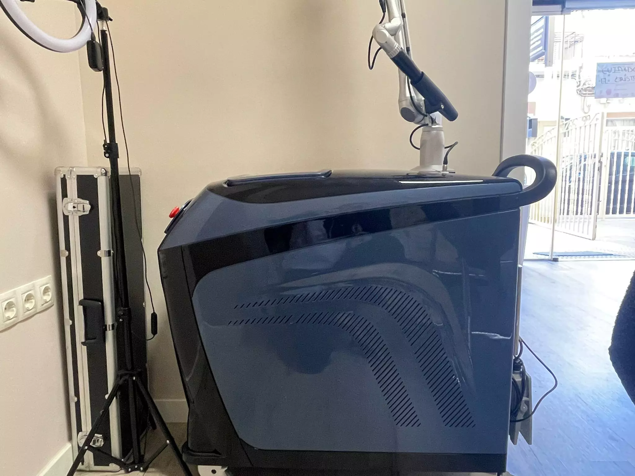 Eliminación de tatuajes con láser en Carmen Mulet Peluquería y Estética - Image 5