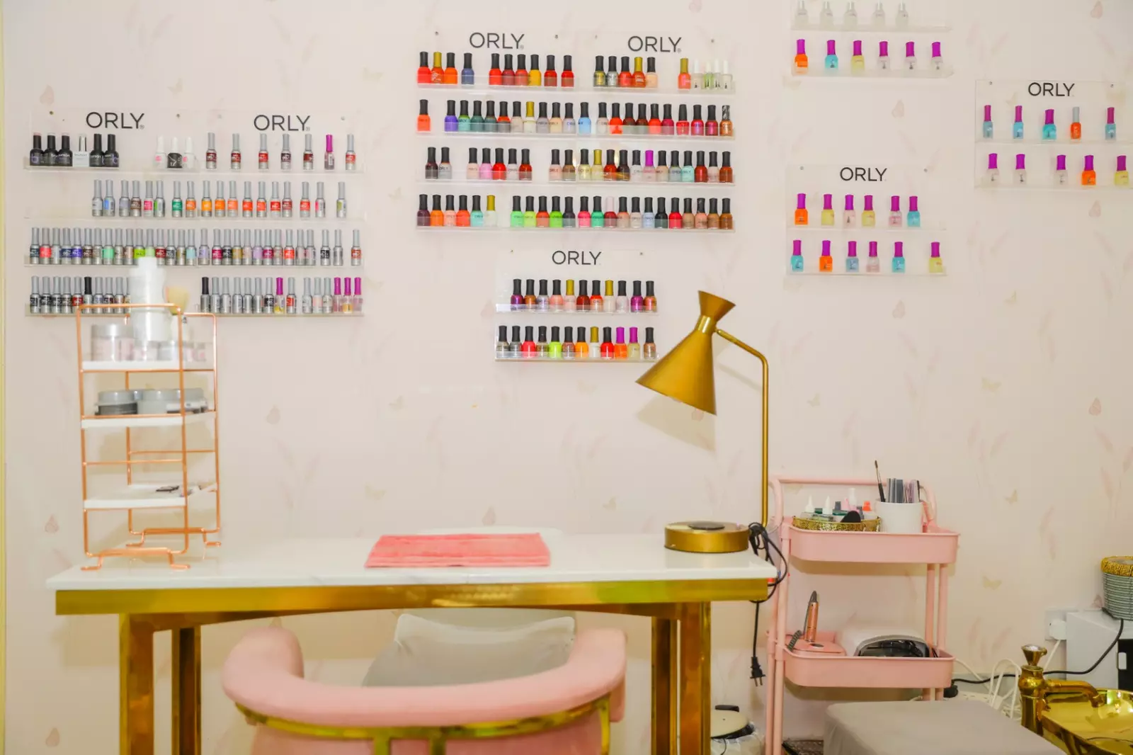 Get Facial Services With Scrub, Mask and Serum For Glowing Skin