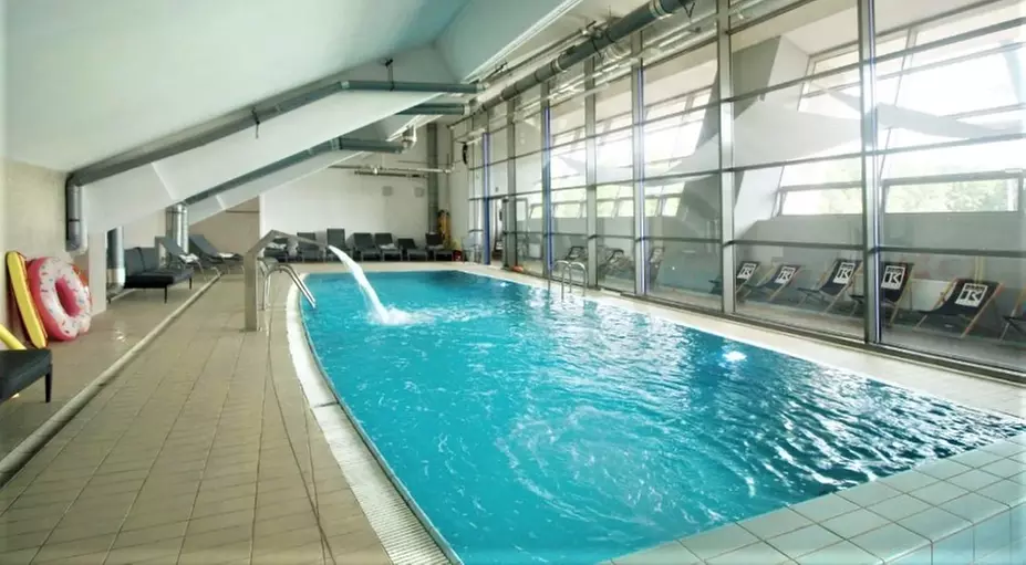 Wejście do Term Krakowskie Błonia z napojem