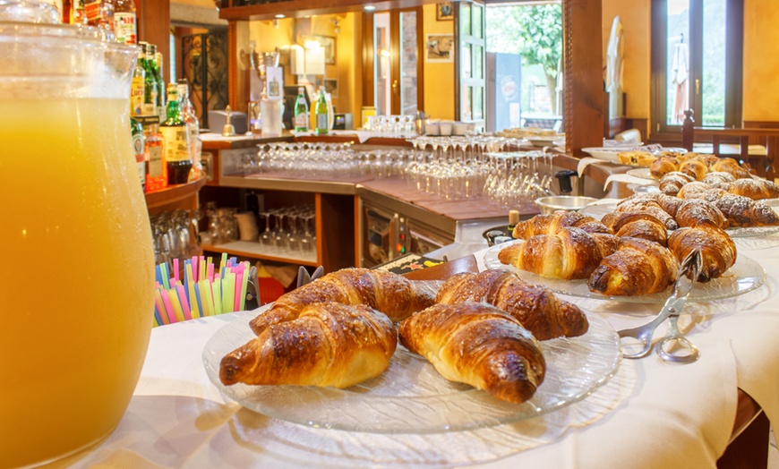 Image 4: Lago di Lugano: camera doppia o matrimoniale con colazione