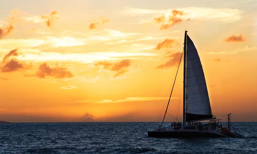 Image 5: Paseo en barco de vela con cava al atardecer para 2, 4 o 6 personas 