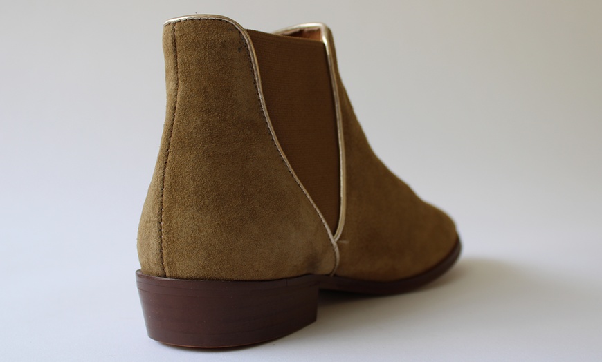 Image 16: Women's Flat Leather Boots