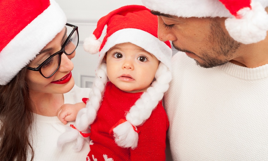 Image 2: Sesión de fotos navideñas para hasta 8 personas con postales incluidas