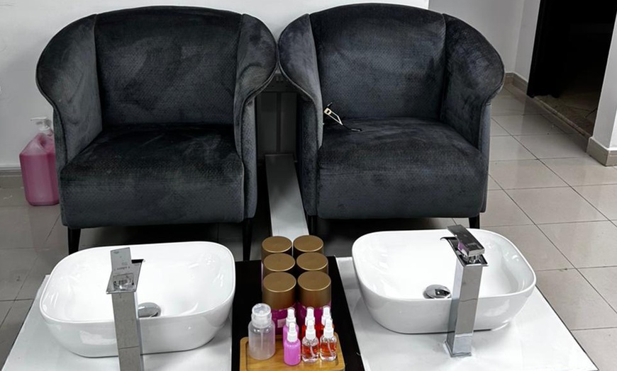 Image 8: AED 100,150, or 200 Gift Voucher Towards Any Beauty Service