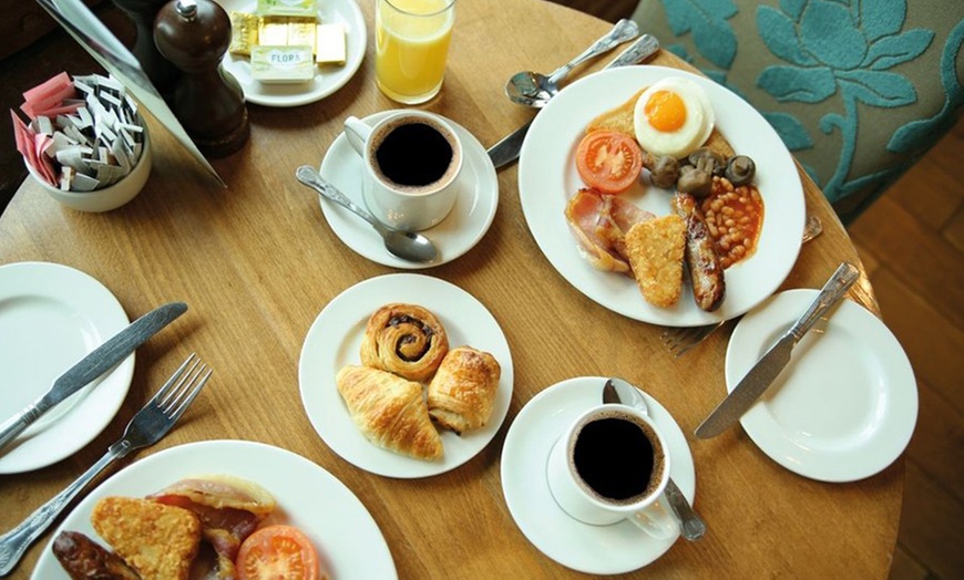 Image 15: Hampshire: 4* Stay with Breakfast