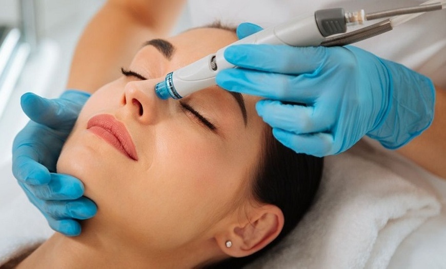 Image 1: Soin visage rajeunissant et hydrafacial avec Glamour Medical Center