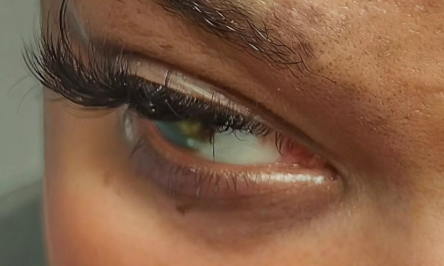Transform Your Eyes with Custom Full Set Eyelash Extensions