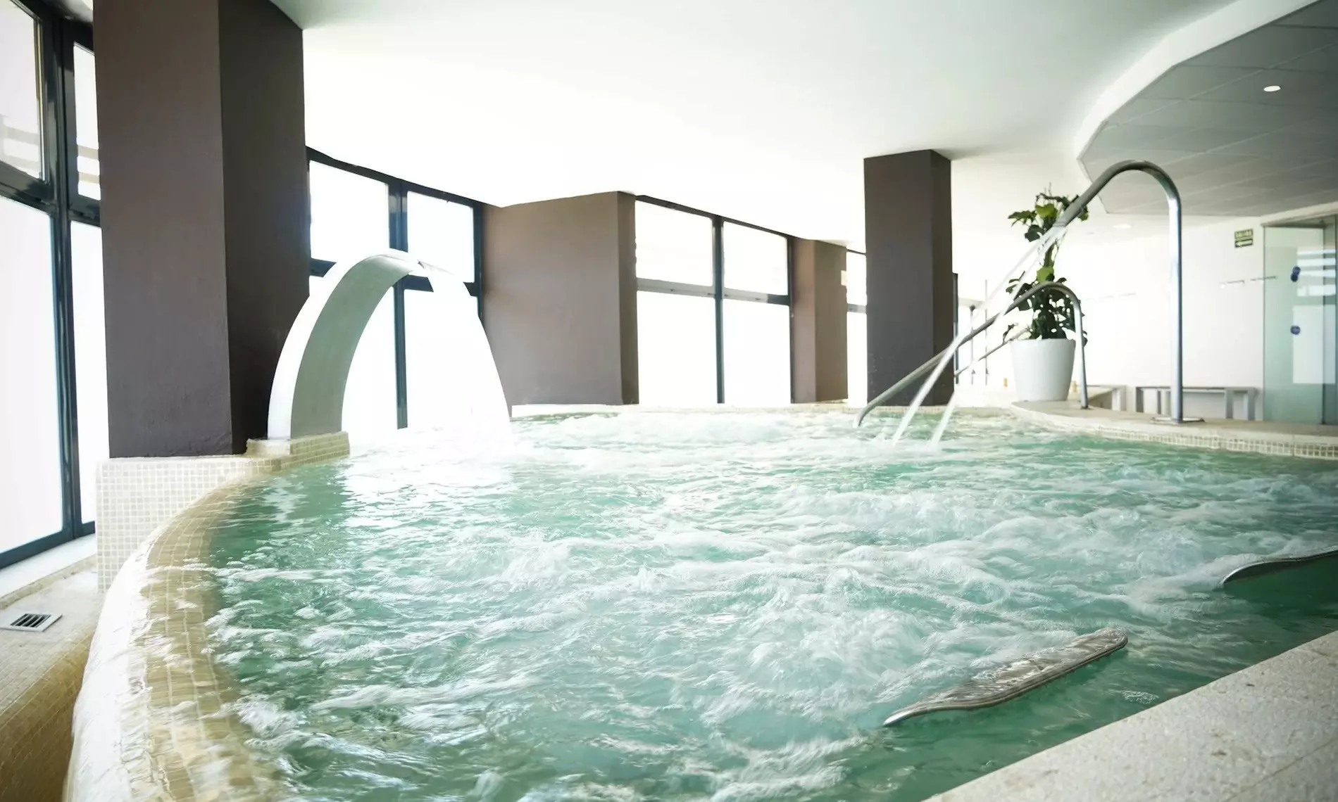 Circuito de spa con copa de cava y opción a masaje para 2 personas