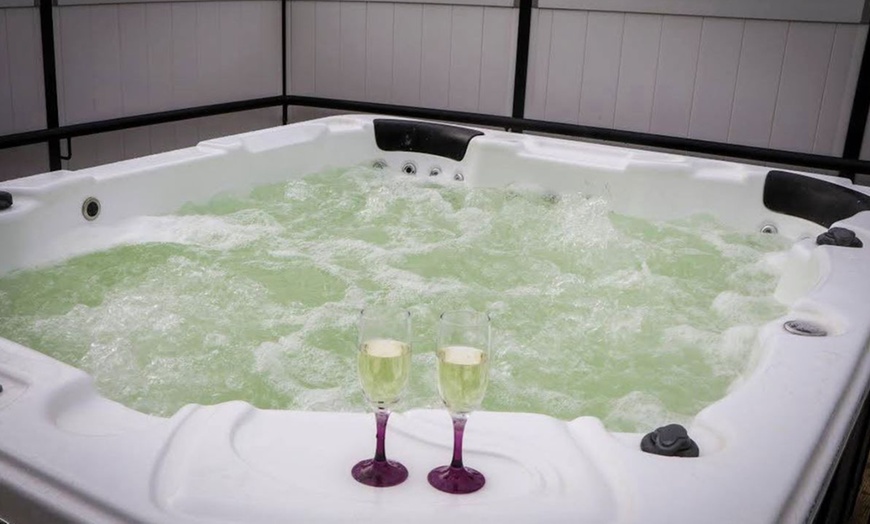 Image 8: 5* Spa Experience including Massage, Facial, Prosecco, Snacks & More
