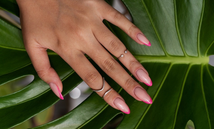 Image 1: Manicura y pedicura con esmaltado tradicional o semipermanente 