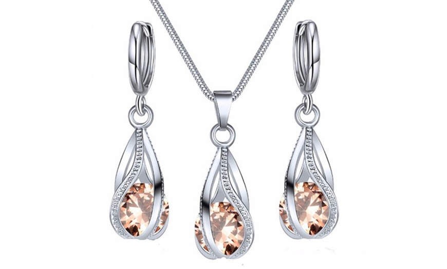 Image 4: Teardrop Earrings and Necklace Set