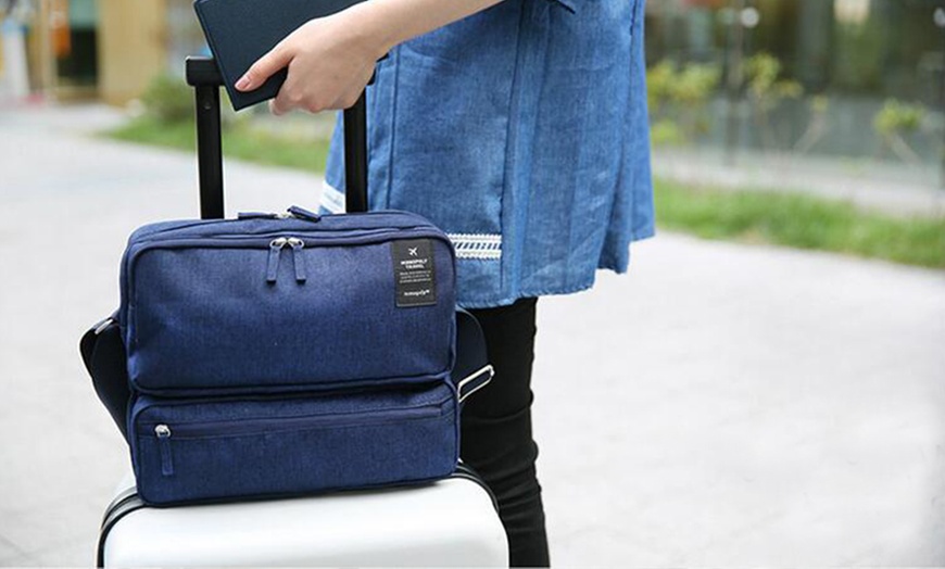 Image 4: Multi-Compartment Travel Bag