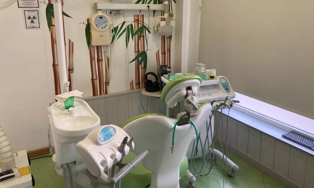 Limpieza bucal con ultrasonidos y blanqueamiento led en Dentales