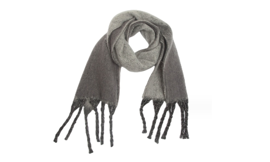 Image 9: Women's Oversized Gradient Tassel Shawl Scarf