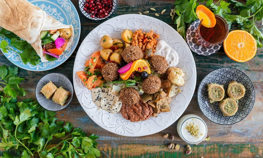 Image 2: Orientalische Köstlichkeiten: 3-Gänge-Falafel-Menü inkl. Getränk 