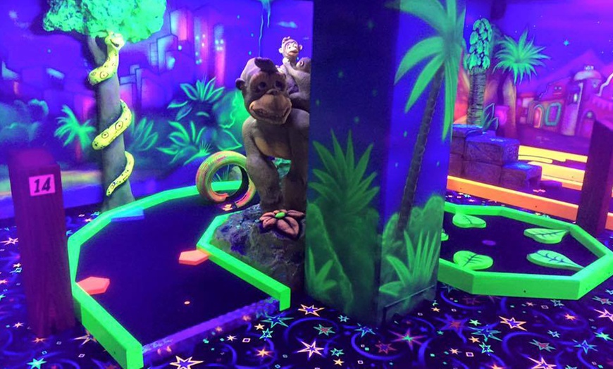 Image 5: Glow in the dark minigolf