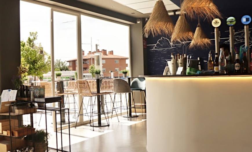 Image 10: Menú tradicional español con opción a botella de vino para 2 o 4