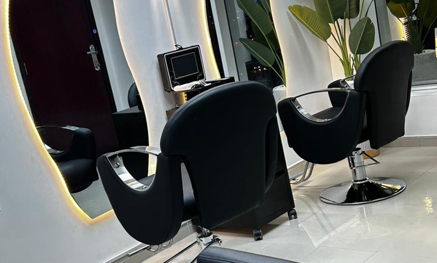 Image 2: AED 100,150, or 200 Gift Voucher Towards Any Beauty Service