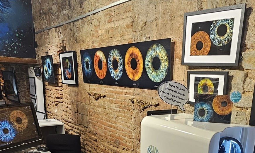 Image 13: Fotografía artística del iris del ojo con impresión en 15 x 20 cm