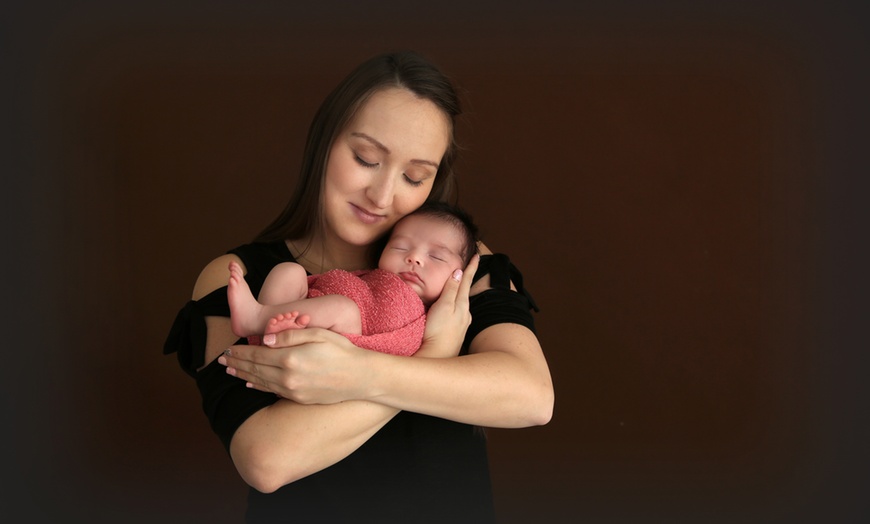 Image 9: Newborn Photoshoot with Prints