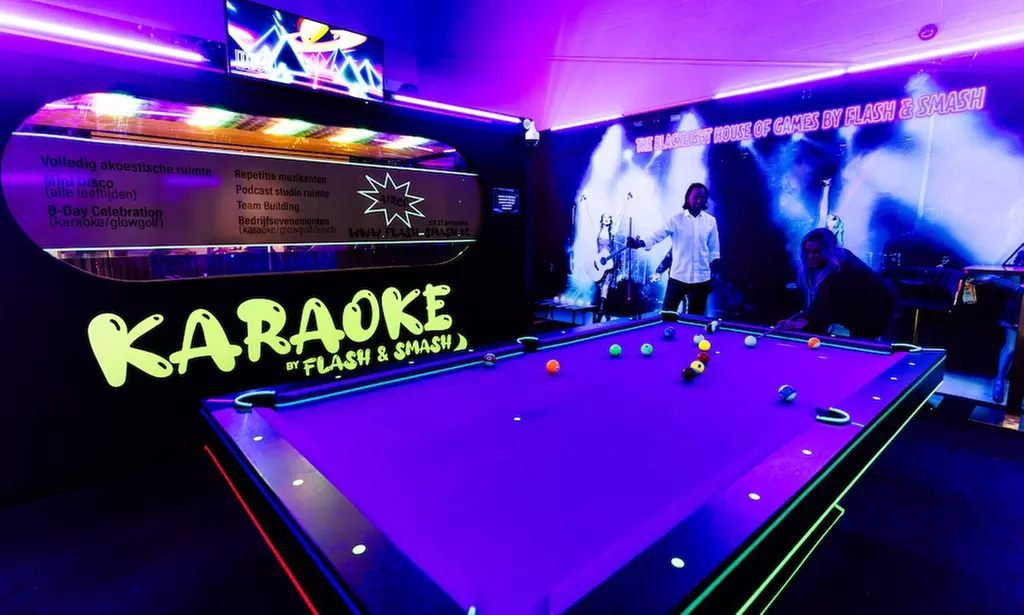 Daag je vrienden uit: een potje blacklight pool bij Flash And Smash