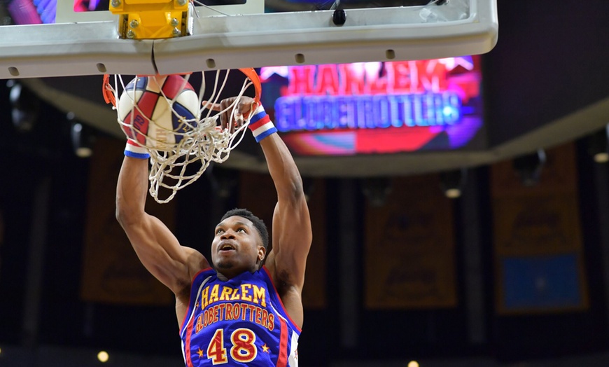 Image 2: Harlem Globetrotters Show