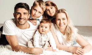 Goldlicht Studios: Bis zu 59% Rabatt auf 2-in-1 Babybauch- & Neugeborenenfotografie