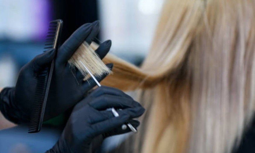 Image 5: Sesión de peluquería con tinte o mechas en Estilista Carmen Gallén