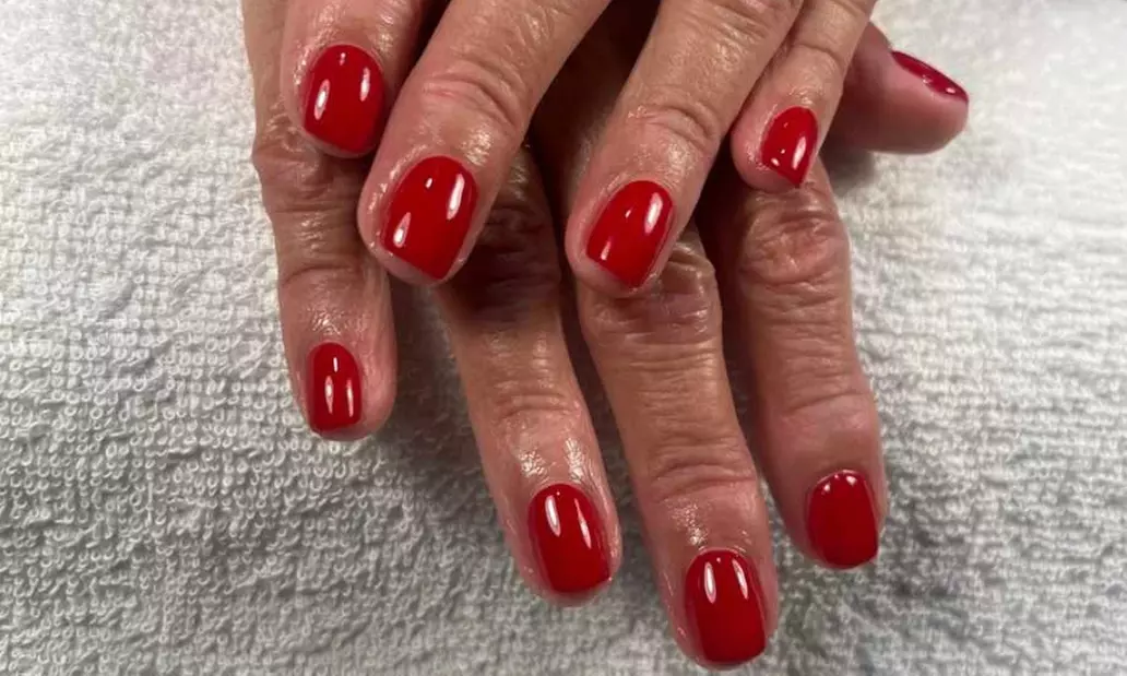 Manicura clásica con esmaltado normal o semipermanente