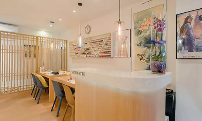 Beauté des pieds SPA avec vernis semi permanent