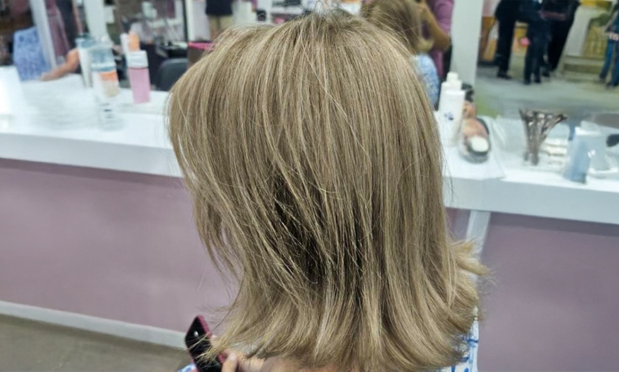 Image 3: Sesión de peluquería con tratamientos a elegir para 1 persona