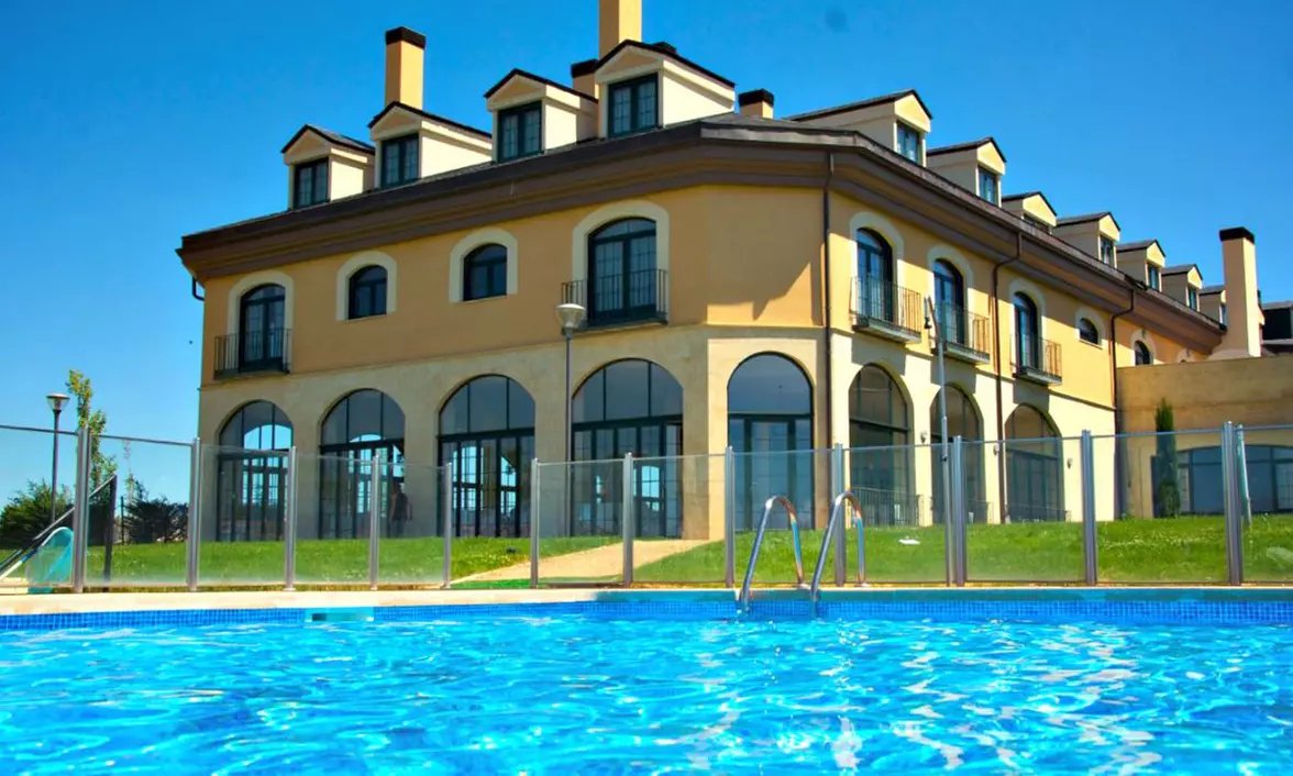 Ávila: habitación doble deluxe con desayuno, parking y descuento en restaurante para 2 en el hotel Fontecruz Ávila 4* - Primary Image