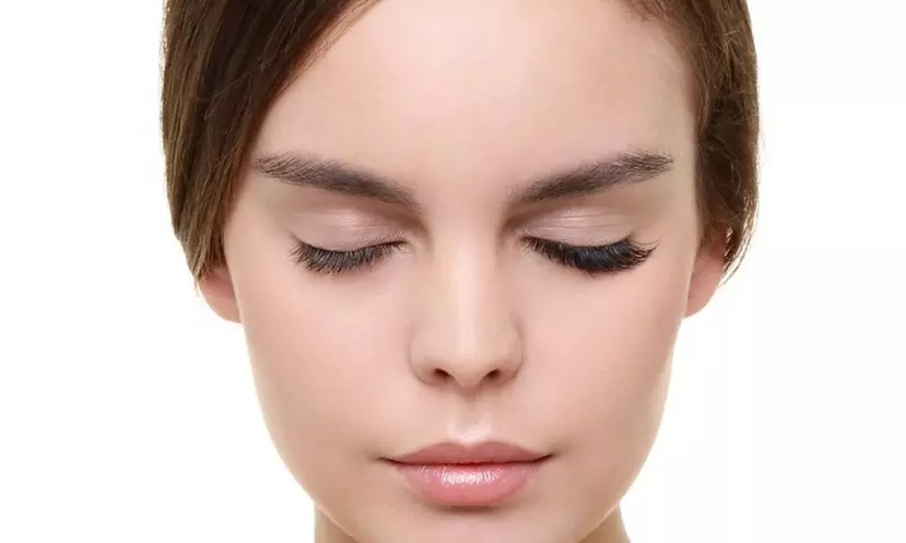 Extensión de pestañas con opción a diseño de cejas en el Centro de Estética Mari Nati - Second Medium