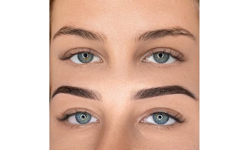 Image 18: Je wenkbrauwen zijn de lijsten van je ogen: browbehandeling naar keuze